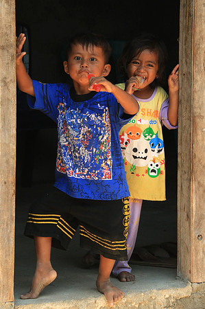 2018-72-12505 - Children in Rinca