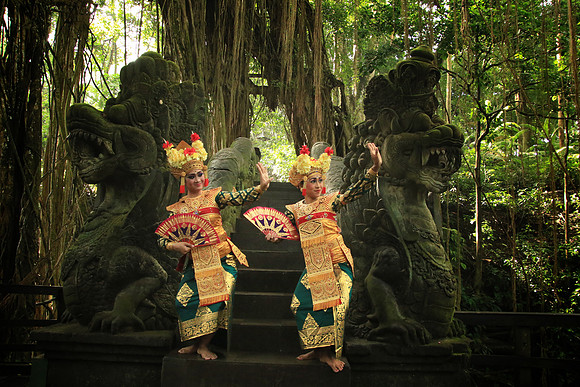 2018-72-10432 - Balinese Dancers with Dragons