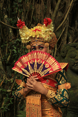 2018-72-10548 - Balinese Woman with Fan